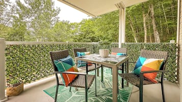 ์ํํธ, ๋ฐ์ฝ๋, ์ฐ ์ ๋ง | ํ
๋ผ์ค/ํํฐ์ค