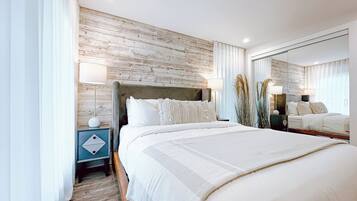 Căn hộ, ban công, quang cảnh núi | Màn/rèm cản sáng, bàn ủi/dụng cụ ủi quần áo