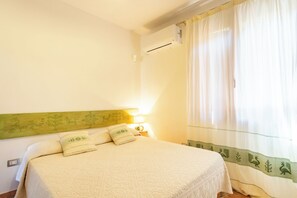 Iron/ironing board, Internet, bed sheets - Shardana Penthouse: Large Terrace Sea View and Medieval Castle (Castelsardo)