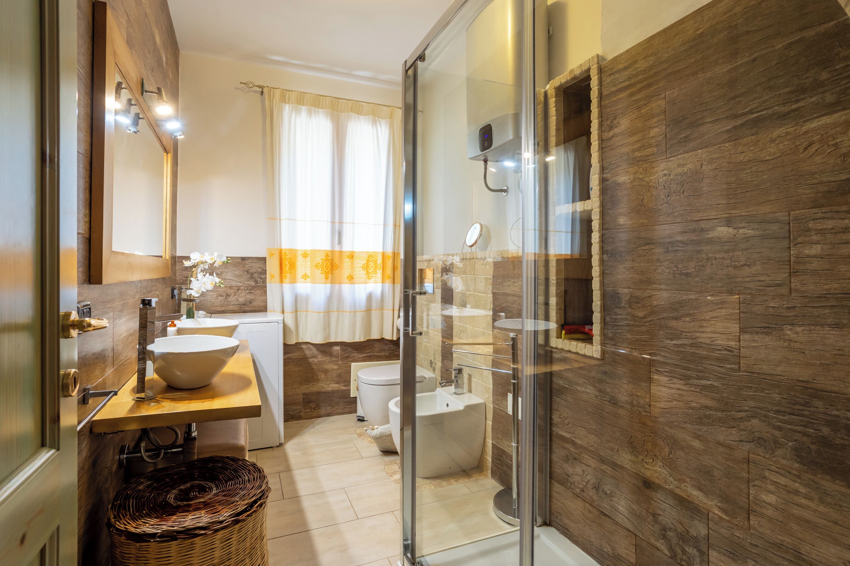 Shower, hair dryer, bidet, towels