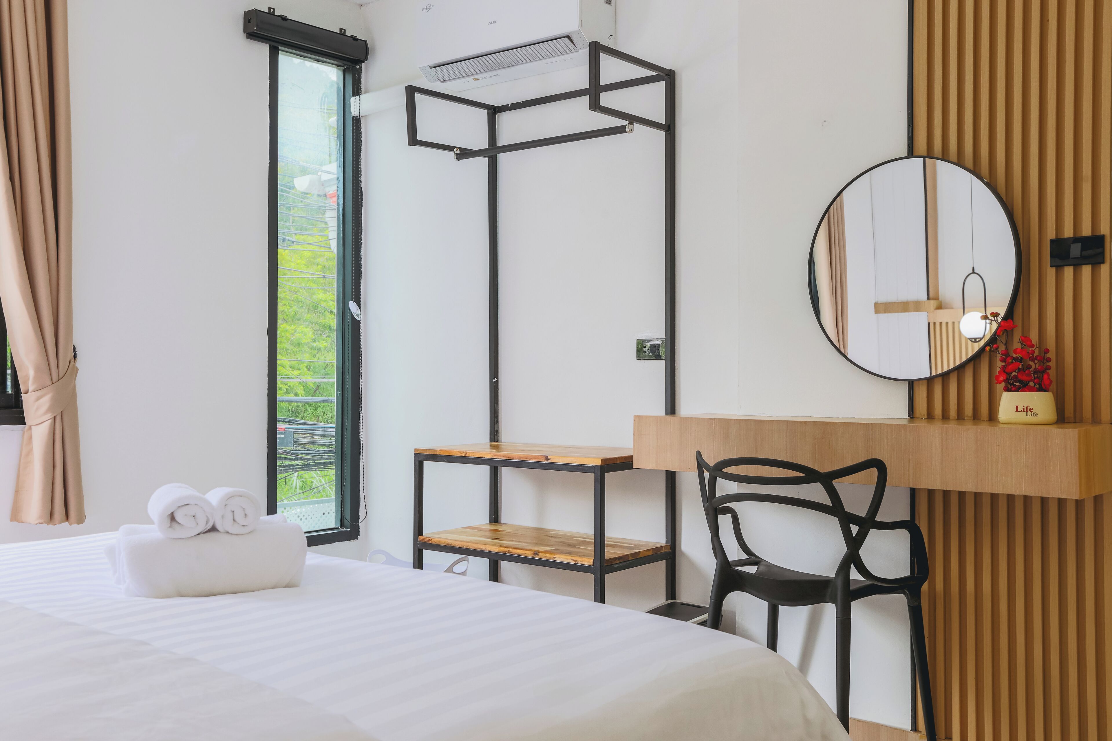 Skrivebord for bærbar PC og wi-fi (inkludert)