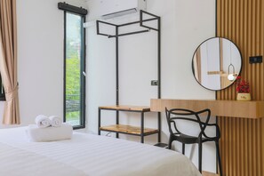 Skrivebord for bærbar PC og wi-fi (inkludert)