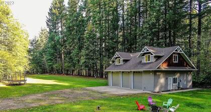 Cozy 2-bedroom LAKE HOUSE in charming Cougar with cool AC