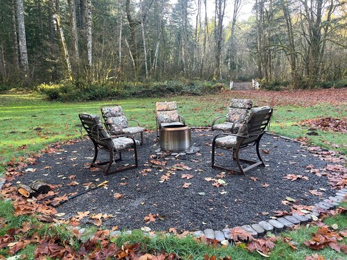 Cozy 2-bedroom LAKE HOUSE in charming Cougar with cool AC