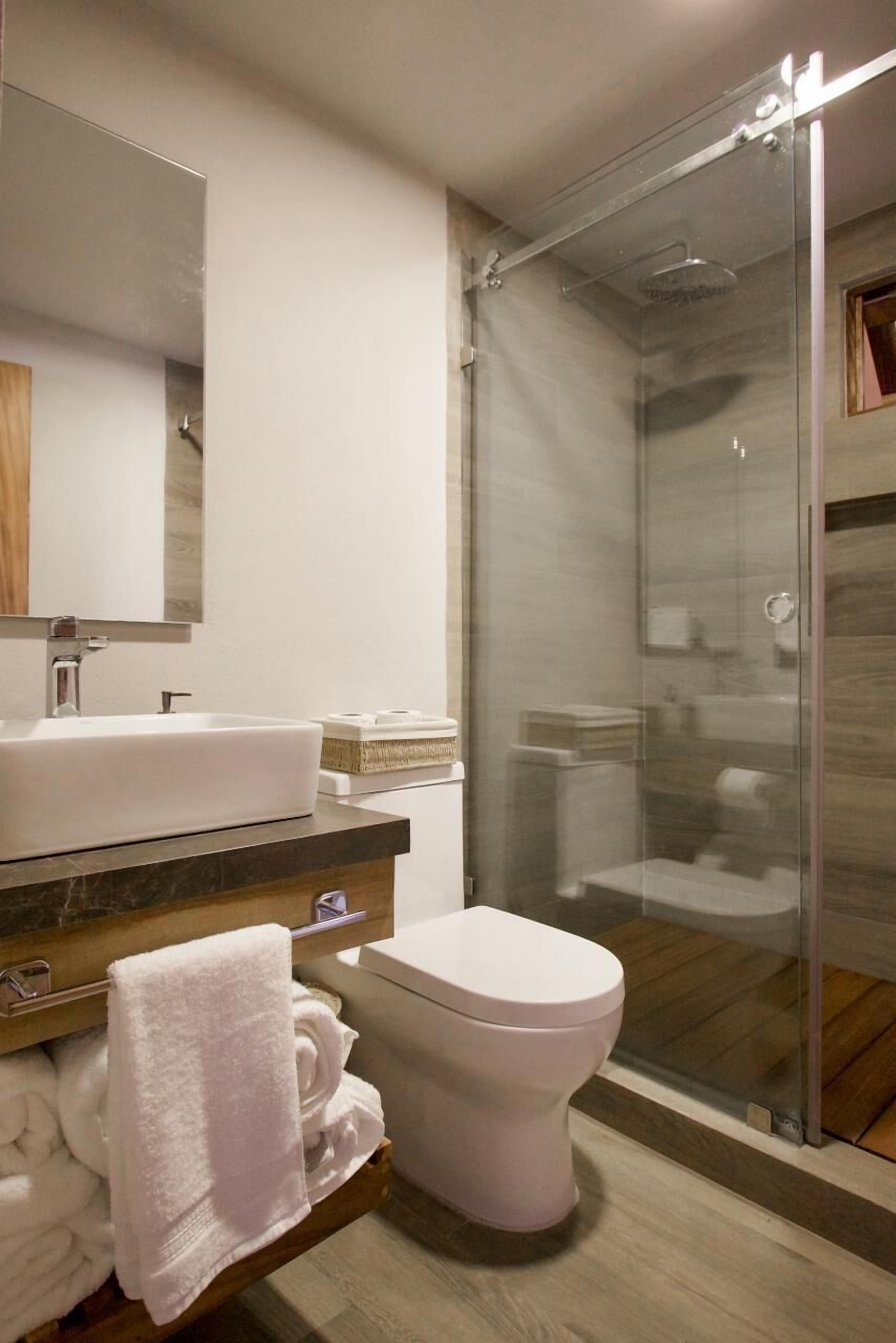 Basic Studio | Bathroom | Combined shower/bathtub, free toiletries, towels, soap