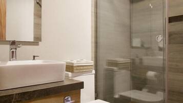 Basic Studio | Bathroom | Combined shower/bathtub, free toiletries, towels, soap