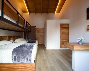 Une chambre avec deux lits, un bureau et une armoire en bois.