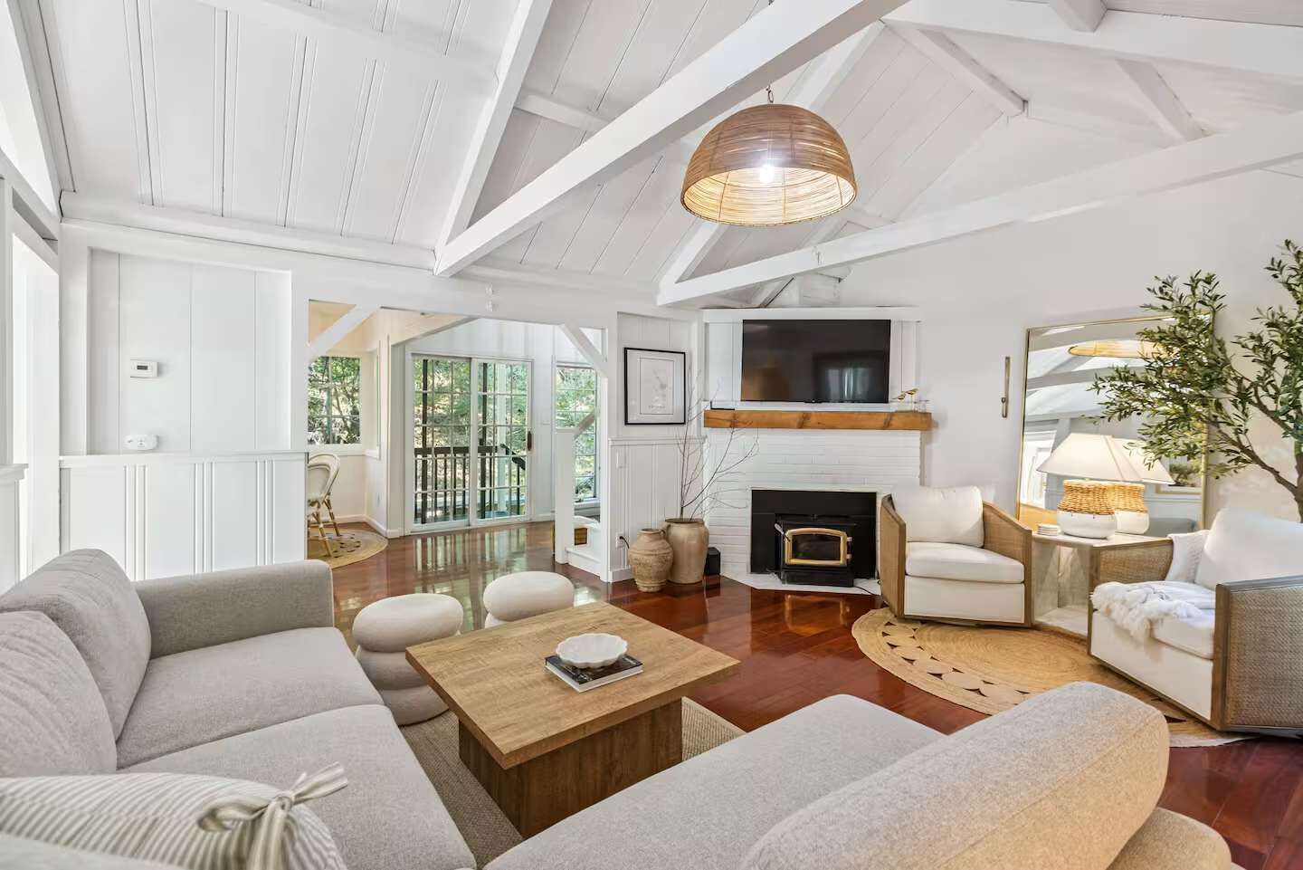 Televisie en een open haard