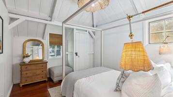 Iron/ironing board, travel cot, WiFi, bed sheets