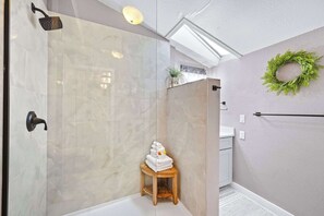 Shower, hair dryer, towels - Central Coeur d'Alene Home w/ Patio & Easy Access to Lake (Coeur d'Alene)