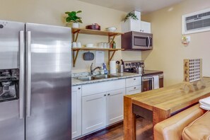 KĂŒhlschrank, Mikrowelle, Ofen, Herdplatte