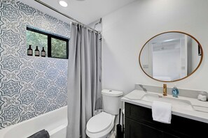 Hair dryer, towels, soap, toilet paper - Spacious 7-Bedroom Compound w 2 Large POOLS, Fire-pit, Grill & fully-fenced yard (Austin)
