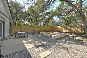 Outdoor dining - Spacious 7-Bedroom Compound w 2 Large POOLS, Fire-pit, Grill & fully-fenced yard (Austin)