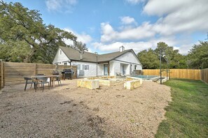 Outdoor dining - Spacious 7-Bedroom Compound w 2 Large POOLS, Fire-pit, Grill & fully-fenced yard (Austin)
