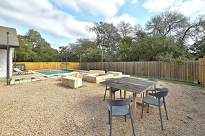 Outdoor dining - Spacious 7-Bedroom Compound w 2 Large POOLS, Fire-pit, Grill & fully-fenced yard (Austin)