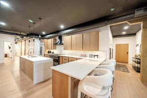 Fridge, microwave, oven, stovetop - The Onyx | Executive Loft Overlooking Main | Vibrant Fireplaces, King Beds and Luxury (Sheridan)