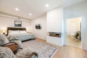 Skrivbord, strykjärn/strykbräda, wi-fi och sängkläder