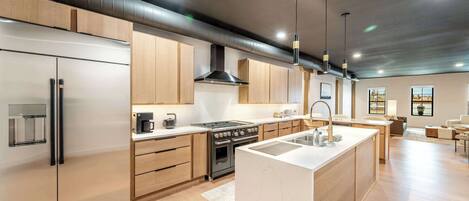 Refrigerador, microondas, horno, placa de cocina