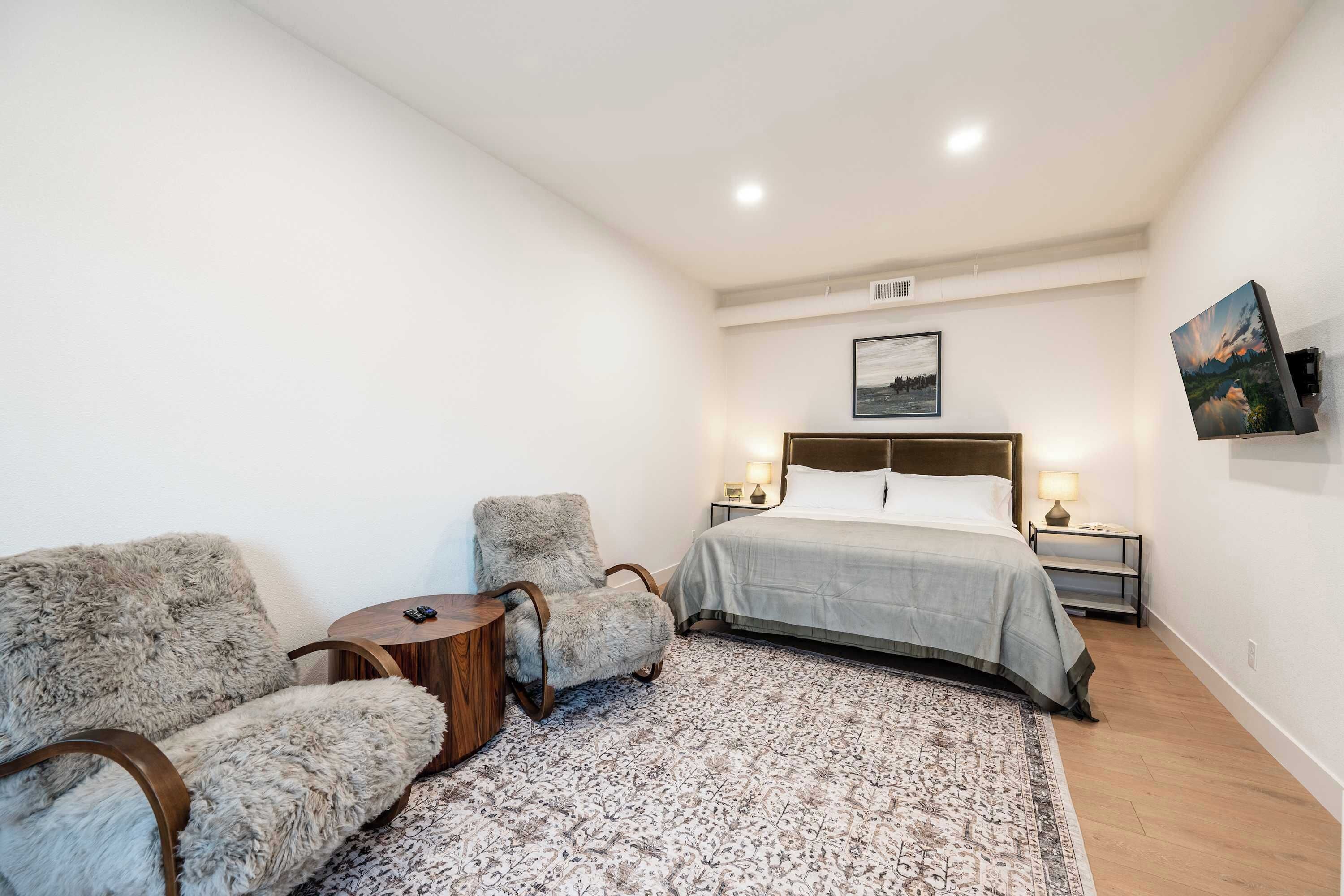 Escritorio, tabla de planchar con plancha, wifi y ropa de cama 