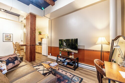 Buffalo Bill Hideout | Historic 1895 Western Retreat in Downtown Sheridan Wyoming | Queen Bed, Smart TV, Free Parking & EV Charger | Walkable to Main Street Shops, Dining & Nightlife