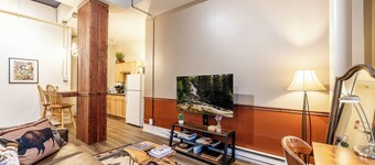 Buffalo Bill Hideout | Historic 1895 Western Retreat in Downtown Sheridan Wyoming | Queen Bed, Smart TV, Free Parking & EV Charger | Walkable to Main Street Shops, Dining & Nightlife