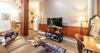 Buffalo Bill Hideout | Historic 1895 Western Retreat in Downtown Sheridan Wyoming | Queen Bed, Smart TV, Free Parking & EV Charger | Walkable to Main Street Shops, Dining & Nightlife