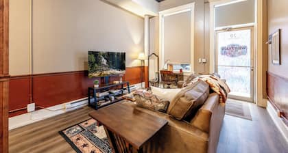 Buffalo Bill Hideout | Historic 1895 Western Retreat in Downtown Sheridan Wyoming | Queen Bed, Smart TV, Free Parking & EV Charger | Walkable to Main Street Shops, Dining & Nightlife