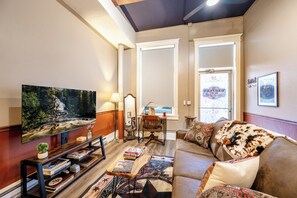 Living area - Buffalo Bill Hideout | Downtown Sheridan Stay (Sheridan)