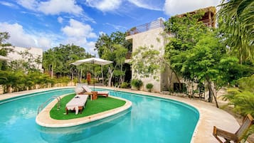 Una piscina al aire libre
