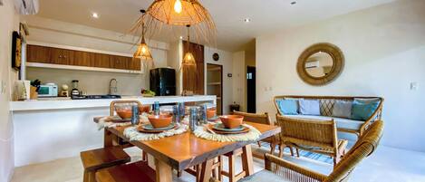 Departamento Prestigio, 2 habitaciones, patio, vista al jardín | Comedor