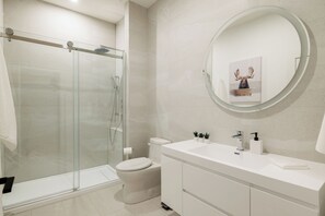 Hair dryer, towels, toilet paper - Orange Suite at Jellybean House (St. John's)
