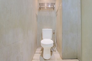 Deluxe Twin Room | Bathroom | Shower - Collection O near Stadion Manahan (Surakarta)