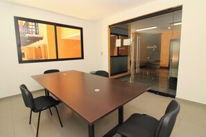 Lejlighed - 2 soveværelser - balkon - udsigt til have | Forretningscenter på værelset