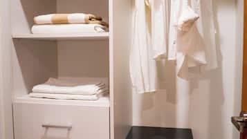 Lejlighed - 2 soveværelser - balkon - udsigt til have | Pengeskab