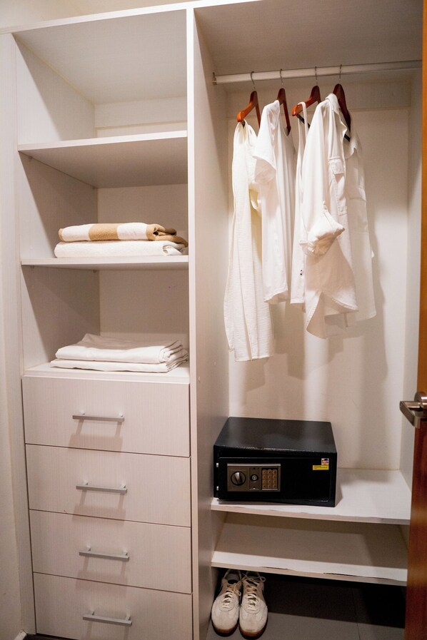 Lejlighed - 2 soveværelser - balkon - udsigt til have | Pengeskab