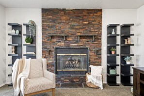 House | 5 bedrooms - Cozy 5BR w Fire Pit BBQ Near Topgolf Fun (Meridian)