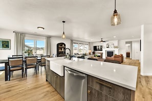 5 bedrooms - Spa Nights Game Room Fun Luxe 5BR Sleeps 17 (Meridian)