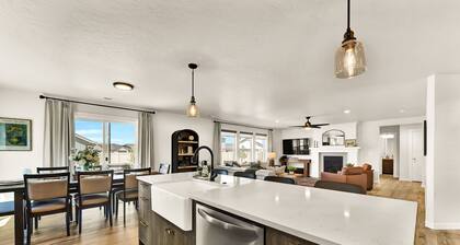 Spa Nights Game Room Fun Luxe 5BR Sleeps 17