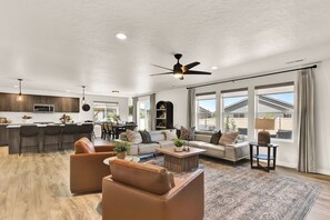 House | 5 bedrooms - Spa Nights Game Room Fun Luxe 5BR Sleeps 17 (Meridian)