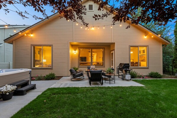 4 bedrooms - Soak Play Firepit Spa Game Room Sleeps 14 (Meridian)