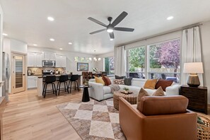 4 bedrooms - Soak Play Firepit Spa Game Room Sleeps 14 (Meridian)