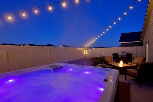 Mineral Hot Tub Fire Pit Game Room King Bed
