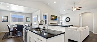 Relaxing Stay Pet Friendly King Near the Lake