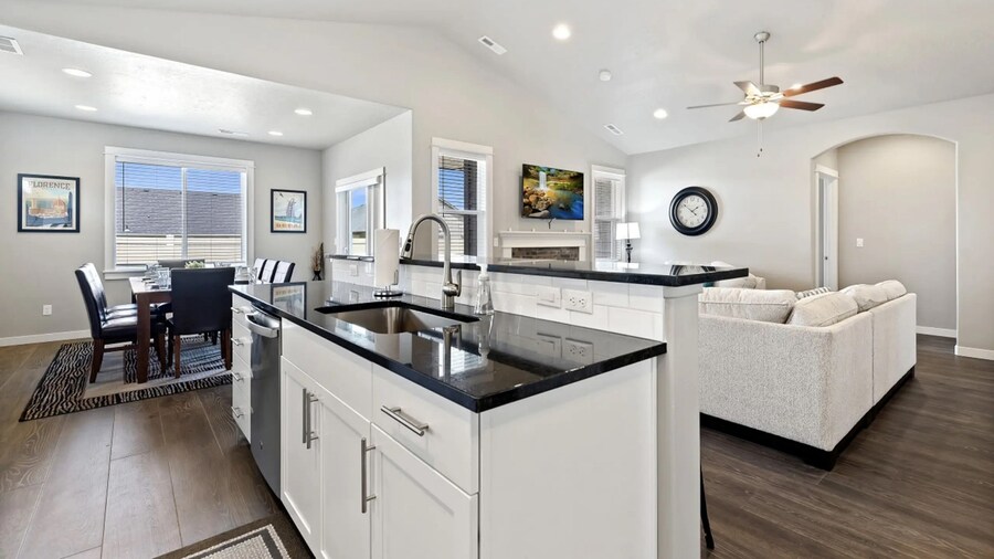 Relaxing Stay Pet Friendly King Near the Lake