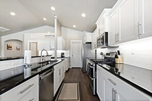 House | 3 bedrooms - Relaxing Stay Pet Friendly King Near the Lake (Nampa)