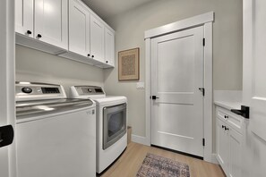 House - Luxury Home Mineral Spa Game Room Fire Pit (Meridian)