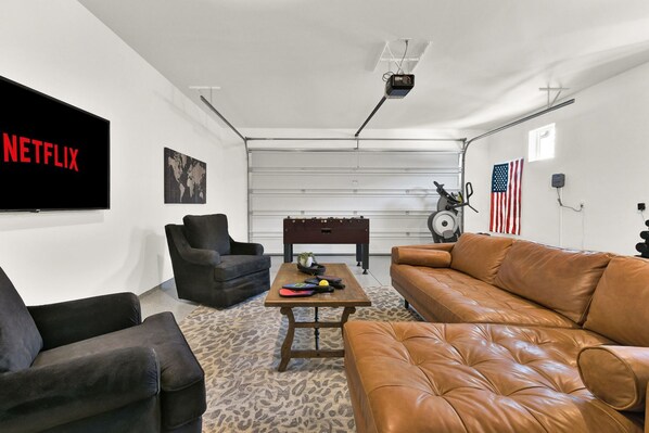 House - Luxury Home Mineral Spa Game Room Fire Pit (Meridian)