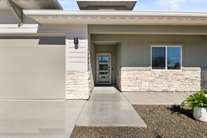 House - Luxury Home Mineral Spa Game Room Fire Pit (Meridian)