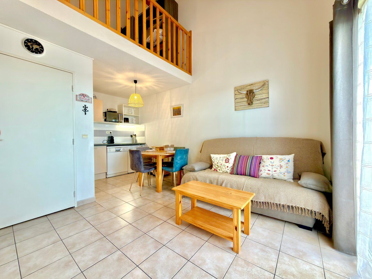 Een televisie en een tafeltennistafel