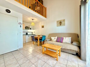 テレビ、卓球台